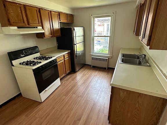4th image of 8 Allen St #1
