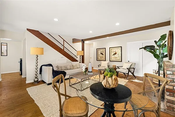 810 Gravilla Dr #B — Photo 3