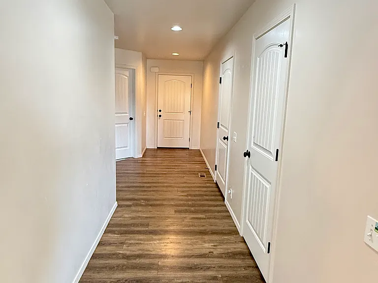 1009 S Date St — Photo 8
