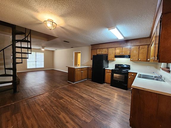 eat-in kitchen with breakfast bar