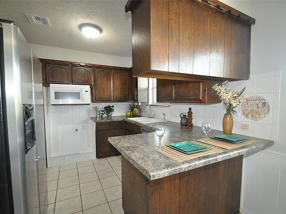 5th image of 1049 SW 3rd St