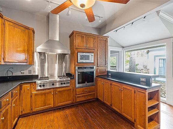 5th image of 725 E Charles St
