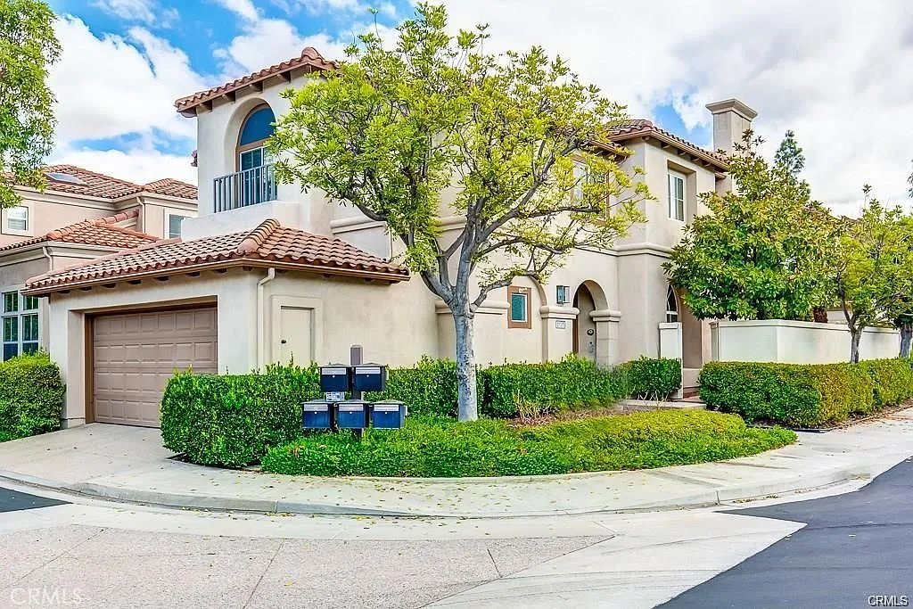 4 bed, 2.5 bath, 2117 sqft, $4,950 — Photo 1