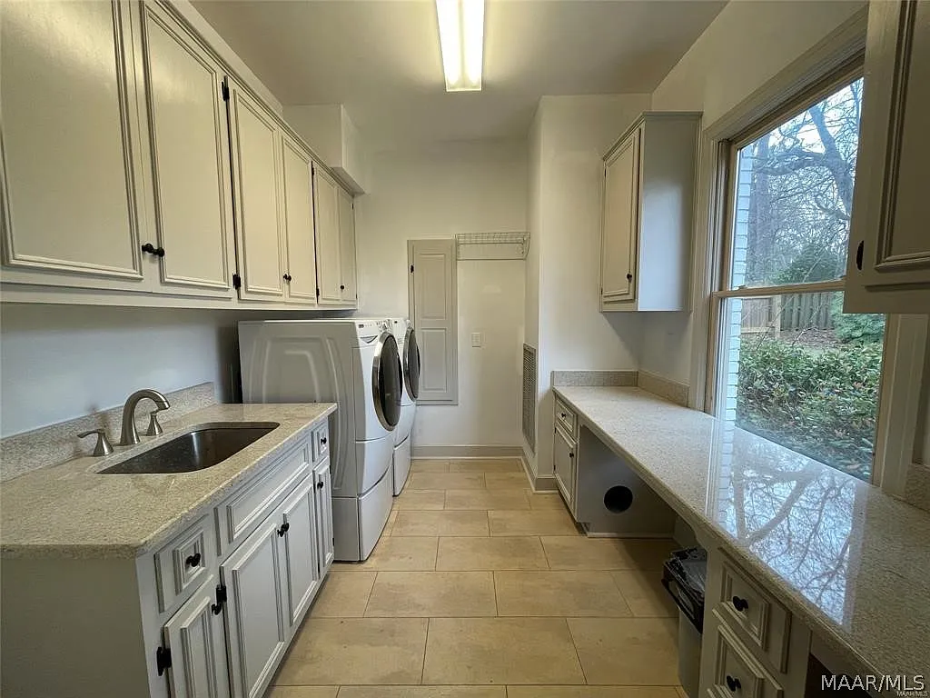 4 bed, 3.5 bath, 3684 sqft, $2,900 — Photo 2