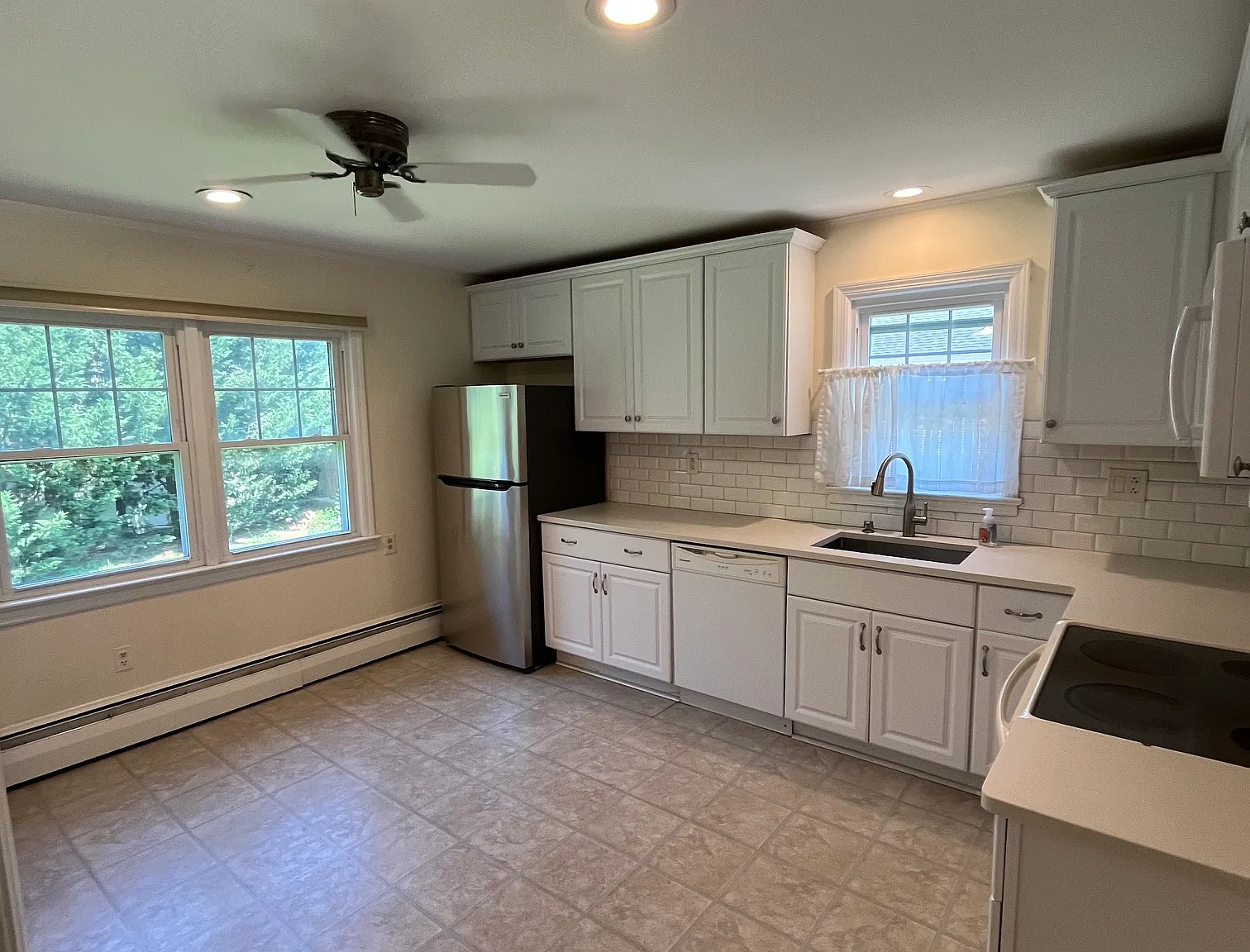 4 bed, 1.5 bath, 1369 sqft, $4,800 — Photo 2