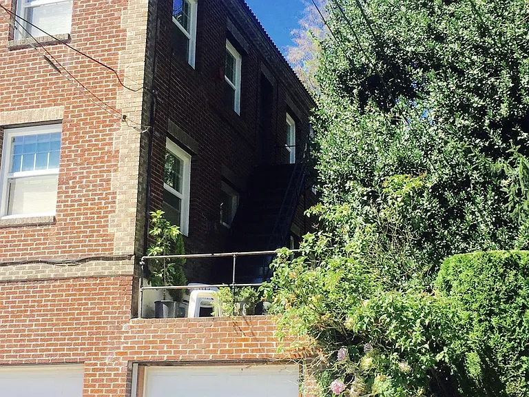 T0108 - Laurelview Apartments — Photo 31
