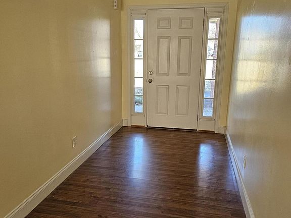2nd image of 1557 Cavalier Dr
