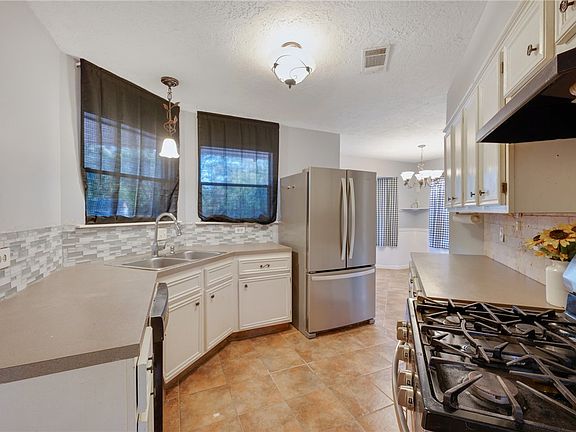 5th image of 2412 Driftwood Dr