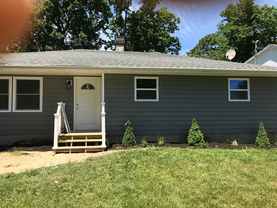 1st image of 35 Edgewater Dr
