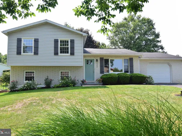 222 Creekside Dr, State College, PA 16801