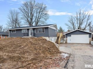 10 Lake Knolls Dr, Chatham, IL 62629