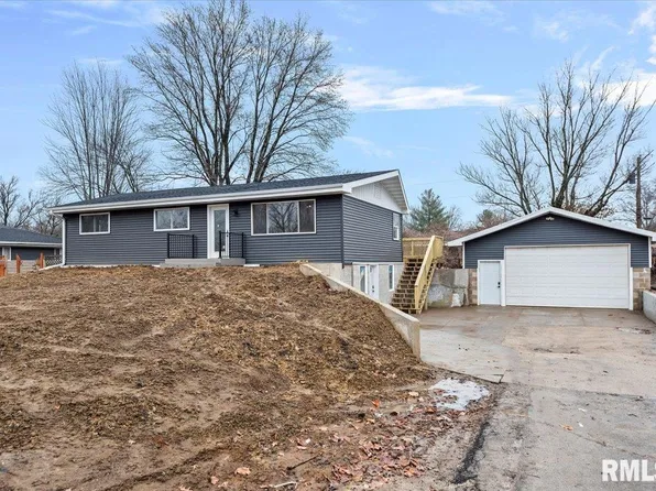 10 Lake Knolls Dr, Chatham, IL 62629