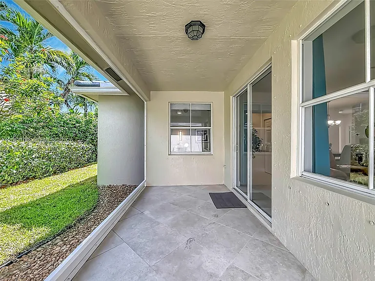 1556 Winterberry Ln — Photo 24