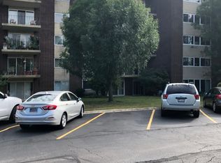 5300 Walnut Ave APT 13A, Downers Grove, IL 60515