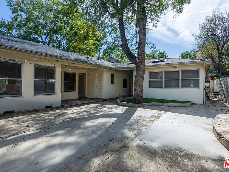 19439 Oxnard St — Photo 2