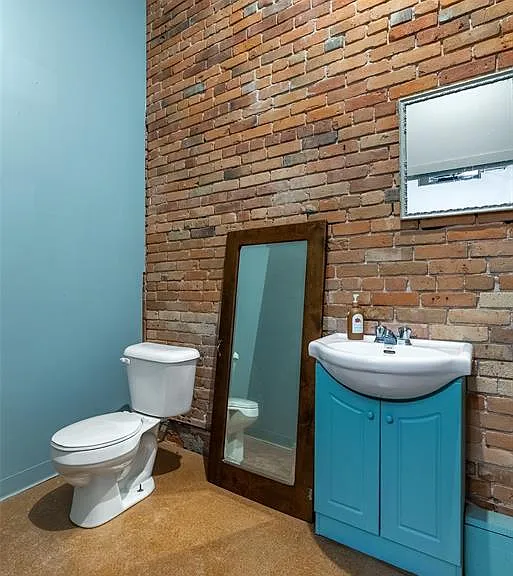 138 King St W #302 — Photo 12