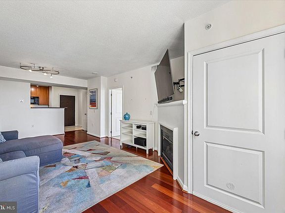 5th image of 851 N Glebe Rd APT 1003