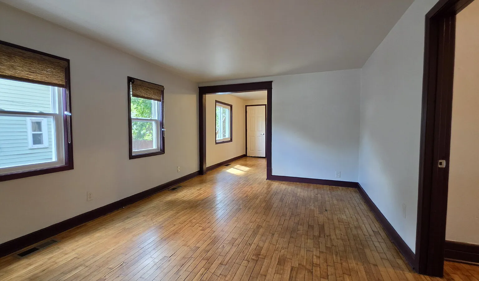 3 bed, 1.0 bath, 1066 sqft, $1,100 — Photo 3