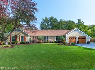 447 Wiltshire Ln, Crystal Lake, IL 60014