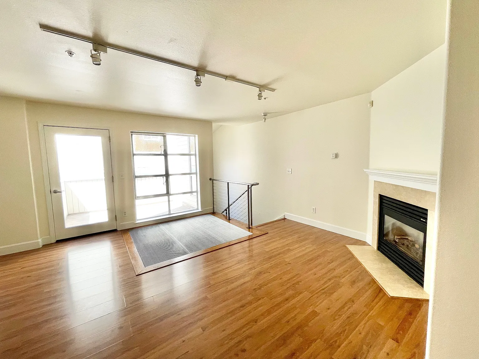 1 bed, 1.5 bath, 870 sqft, $3,200 — Photo 4