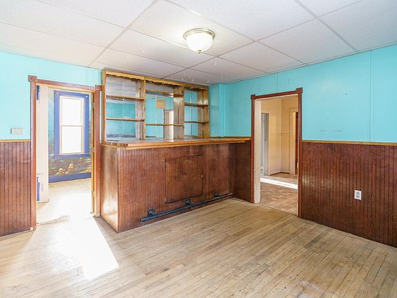 4th image of 221 Leonard St