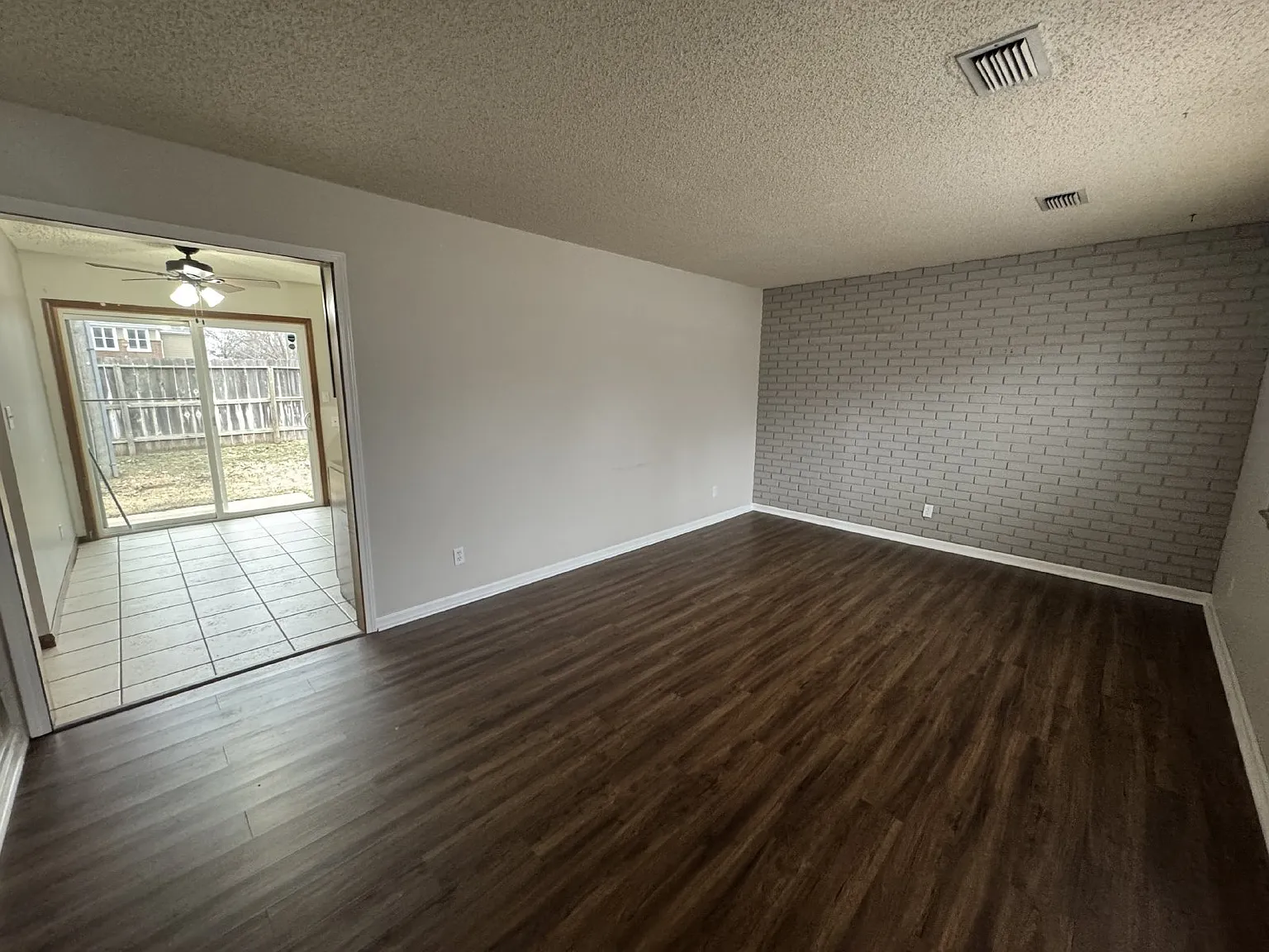 2 bed, 1.0 bath, 864 sqft, $995 — Photo 2