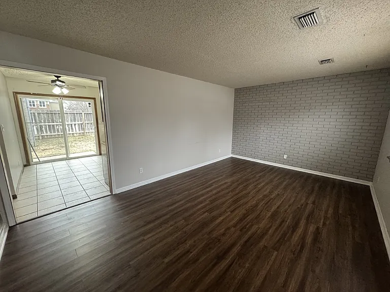 615 N Kessler St — Photo 2