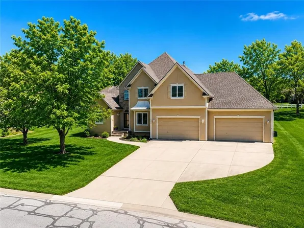 1019 Coachlight Ct, Lees Summit, MO 64081