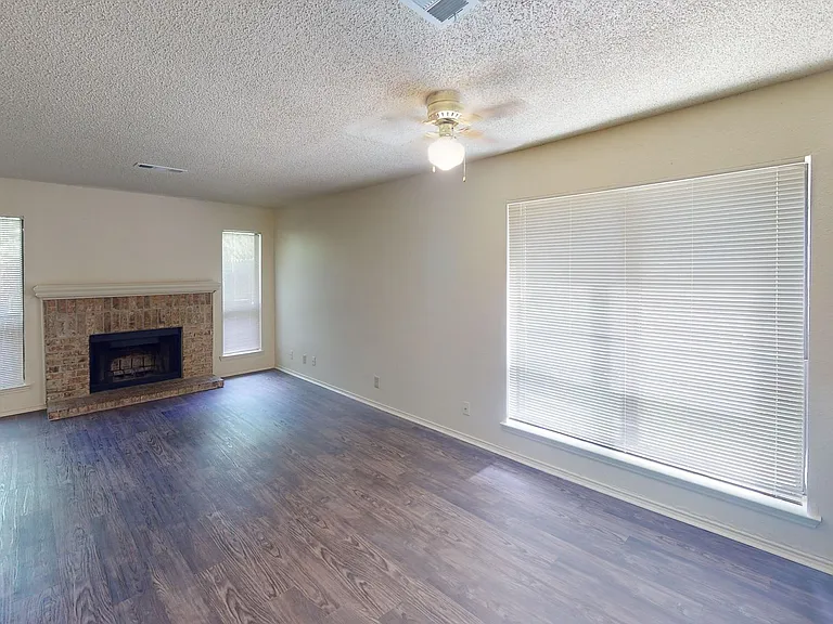 521 W Sycamore St — Photo 6