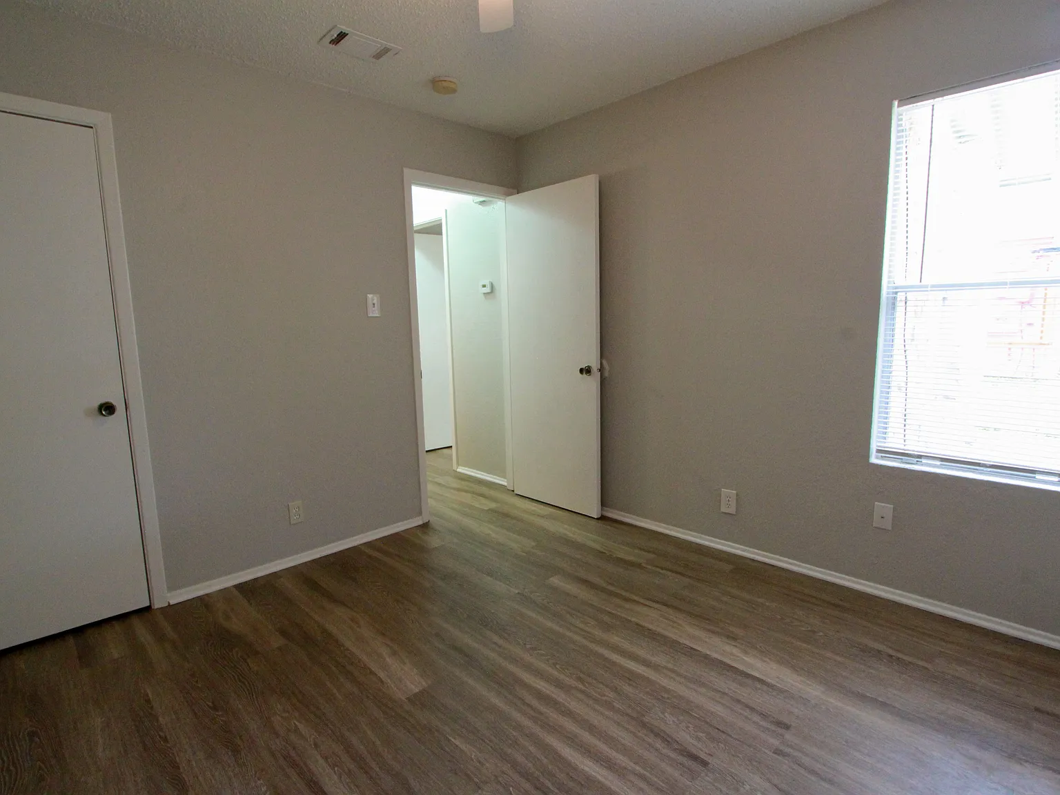 3 bed, 957 sqft, $1,725 — Photo 3