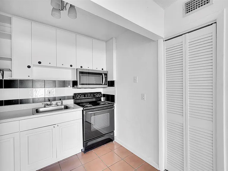 1005 SW 15th Ave #10 — Photo 12