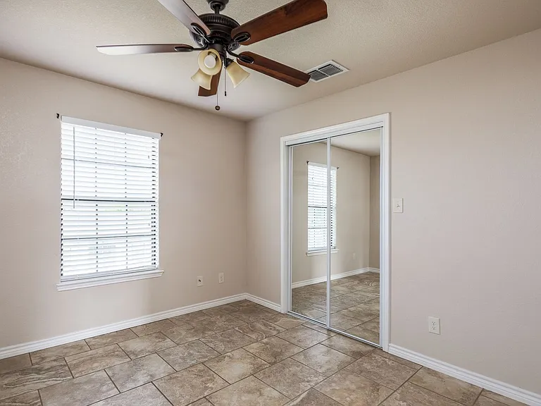 1305 Kings Way — Photo 9
