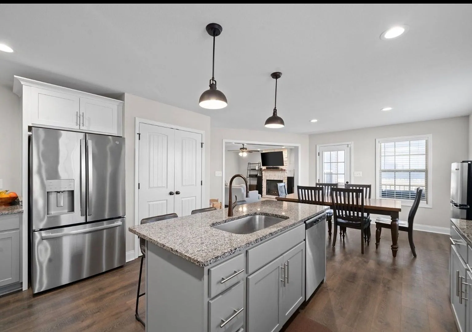 Spacious 4BR House in Clarksville — Photo 3