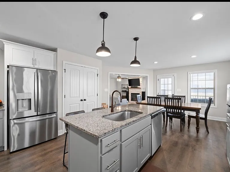 718 Banister Dr — Photo 3