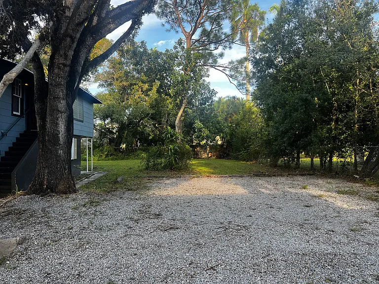 1531 Hough St — Photo 32