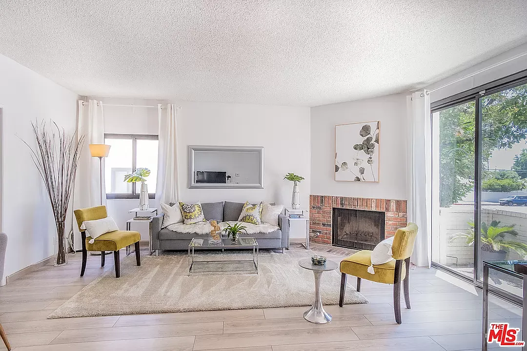 6540 Hayvenhurst Ave — Photo 2