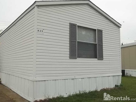 2nd image of 925 Cardinal Dr