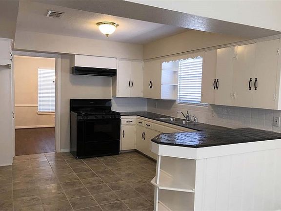 5th image of 7625 Blossom Ln
