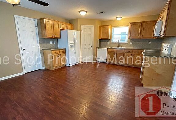 5th image of 416 NE Wolf Creek Dr