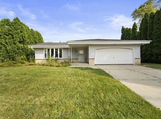 6900 W Lindner Dr, Franklin, WI 53132