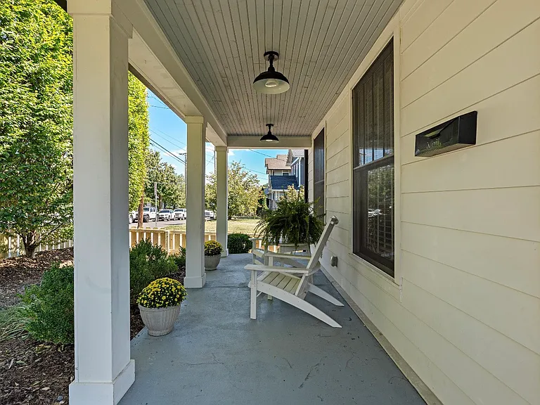 1109 Lawrence Ave — Photo 4
