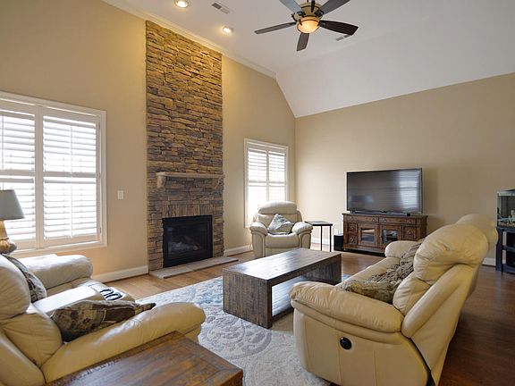 4th image of 2208 Villa Garden Way