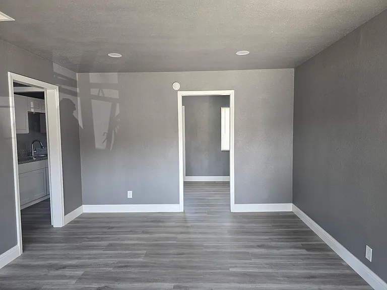 2527 S Holly Ave — Photo 3
