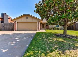 929 SW 11th St, Moore, OK 73160