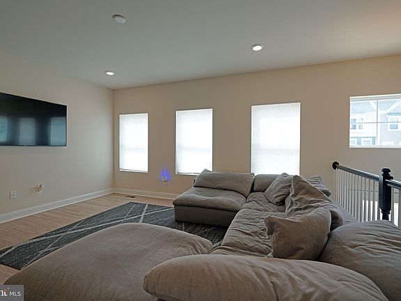 3rd image of 36008 Auburn Way