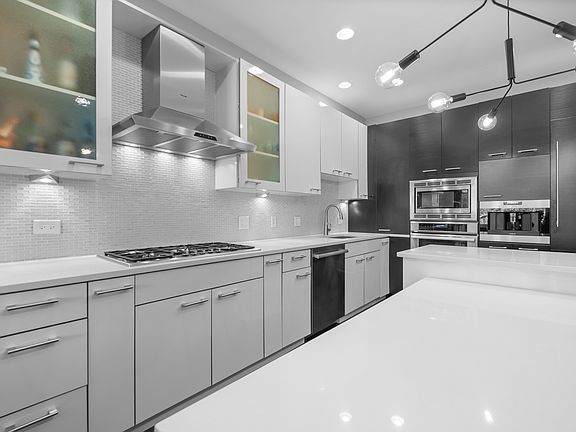 3rd image of 1536 W Walton St APT 2