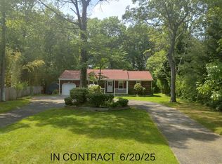 15 Beverly Ct, Moriches, NY 11955