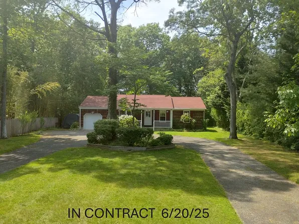 15 Beverly Ct, Moriches, NY 11955