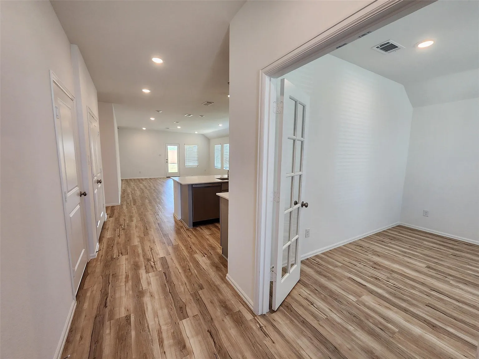 4 bed, 2.0 bath, 1975 sqft, $2,300 — Photo 4