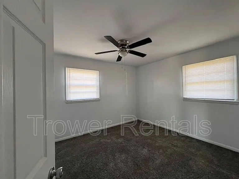 2211 E 11th St — Photo 9